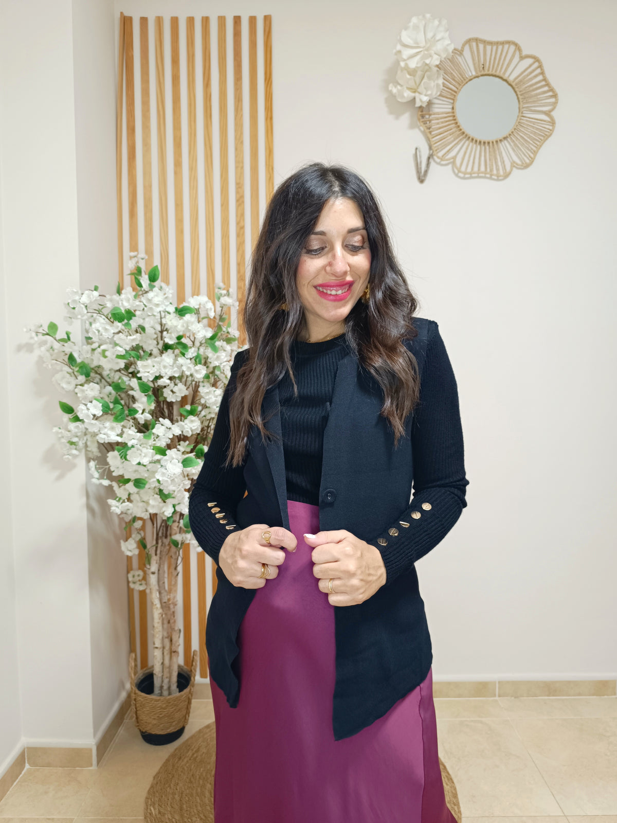 Look Chaleco Oporto negro + Falda Gala burdeos