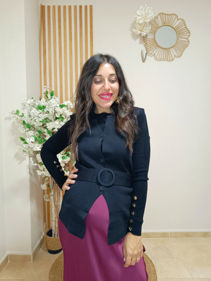 Modelo con chaleco Oporto negro y falda satinada Gala burdeos.