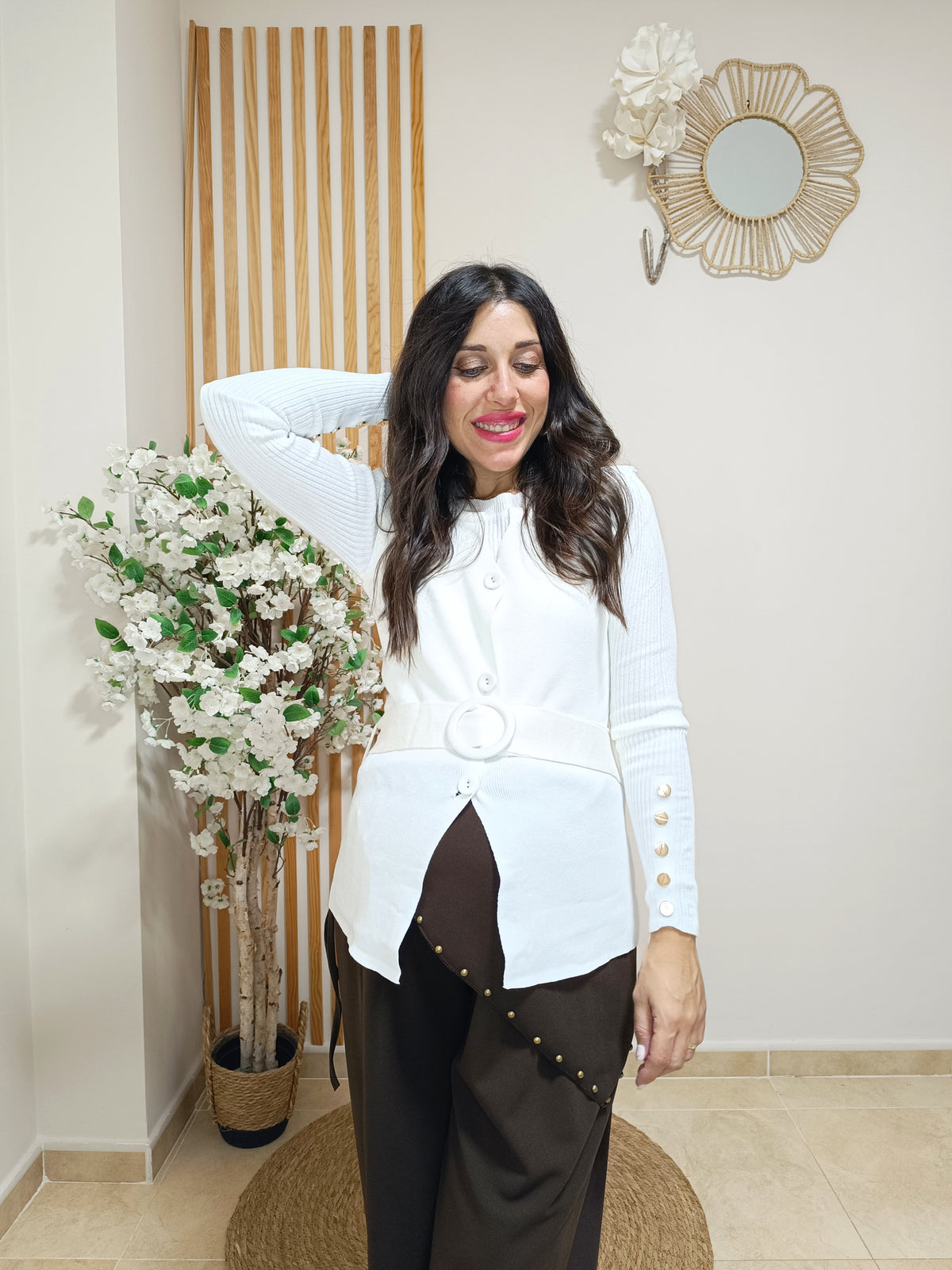 Look Chaleco Oporto blanco + Pantalón Selene chocolate