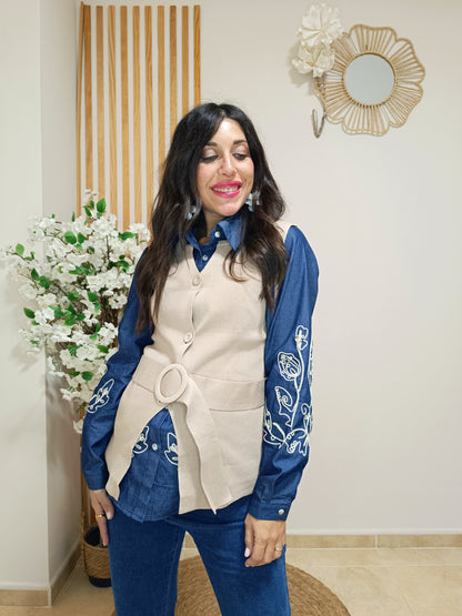Modelo con chaleco de punto Oporto cámel y camisa Amadea azul bordada.