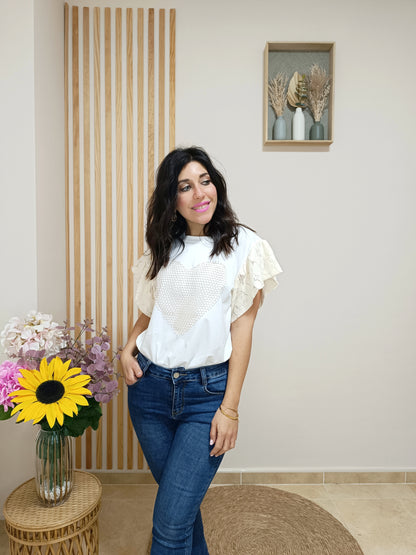 Camiseta en manga corta de color blanco con detalle de corazón en tejido red y mangas en forma de volante con encaje color beige