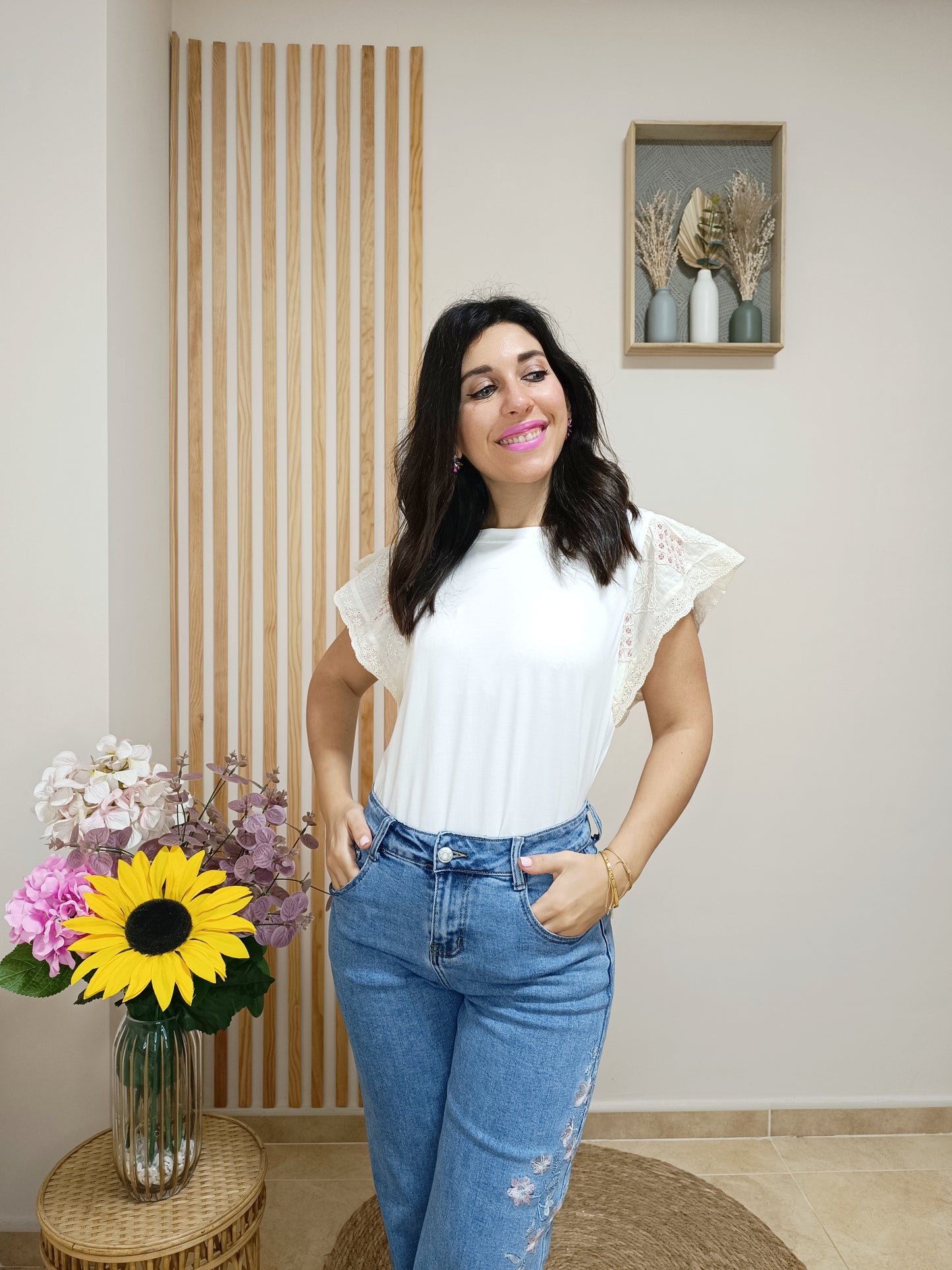 Camiseta de manga corta en color blanco con mangas de volante en beige y detalles de lentejuelas rosas